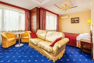 Гостиница Агора Алушта Улучшенный трехместный номер с видом на море-1