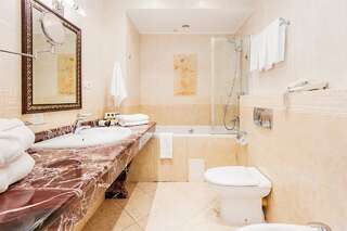 Гостиница Агора Алушта Улучшенный трехместный номер с видом на море-2